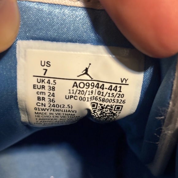 Air Jordan 1 Low UNC Women’s Size 7 / Men 5.5Y (2024) AO9944-441 University Blue - Picture 5 of 8